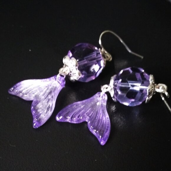 🍂🍁🍃 3/$25! Ultimate Mermaids & Fish Tails! Lilac Dangle Earrings - Picture 5 of 8